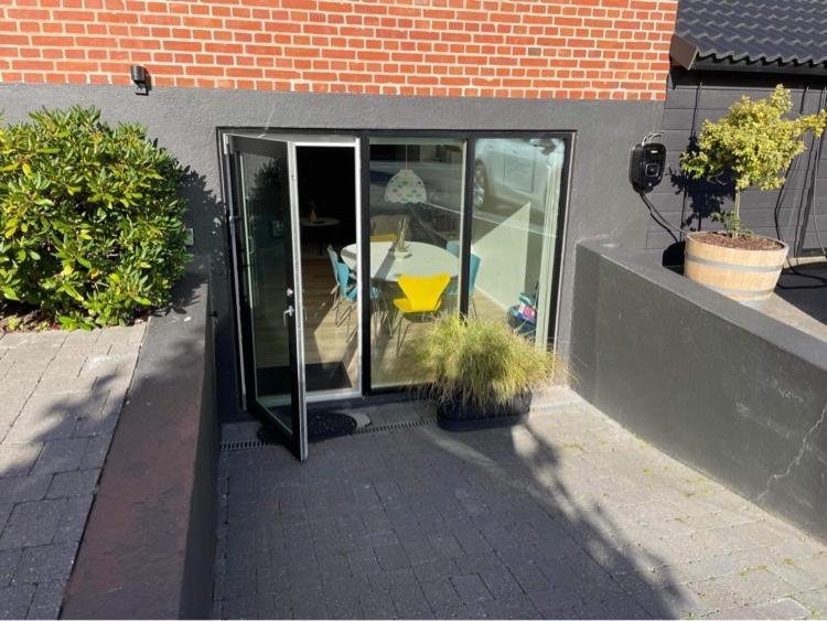 Nyistandsat Hojloftet Kaelderlejlighed Pa 70 M2 I Viborg Centrum, Med Plads Til 4 Personer ภายนอก รูปภาพ